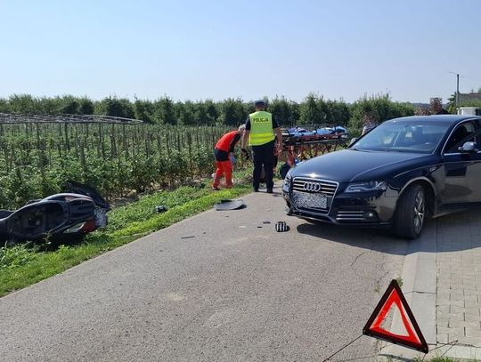 Wypadek ujawnił serię problemów. Pijany motocyklista bez prawka, a pasażerka auta była poszukiwana