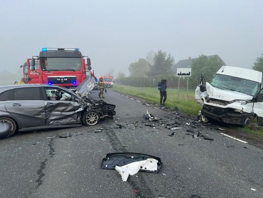 Wypadek z udziałem ciężarówki, busa i osobówki. Zablokowana droga krajowa nr 60