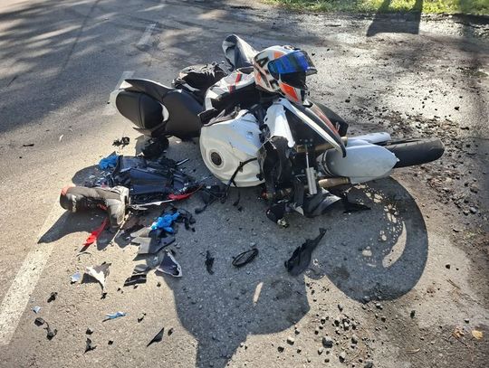 Wypadek z udziałem dwóch motocyklistów i osobówki. Kierujący Suzuki trafił do szpitala