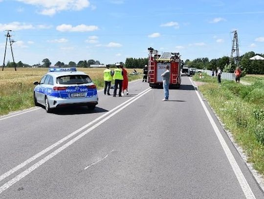 Wypadek z udziałem dwóch osobówek i motorowerzysty. 64-latek potrącony przez dachujący samochód