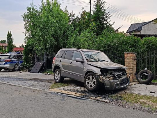 Wypadek z udziałem osobówki i radiowozu jadącego na sygnałach. Cztery osoby zostały ranne [ZDJĘCIA]