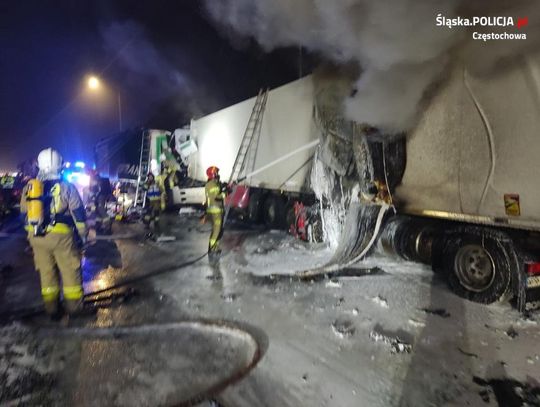 Wypadek z udziałem pięciu ciężarówek na A1. Jeden z kierowców zginął w płonącym pojeździe [ZDJĘCIA]