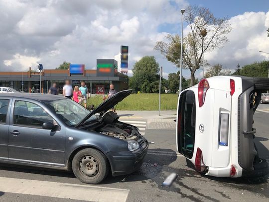 Wypadek z udziałem trzech osobówek, w tym nieoznakowanego radiowozu. Ranna 27-letnia kobieta