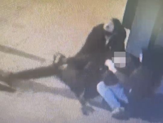 Wypłacił pieniądze i został napadnięty. Napastnicy użyli noża, policja opublikowała nagranie [WIDEO]