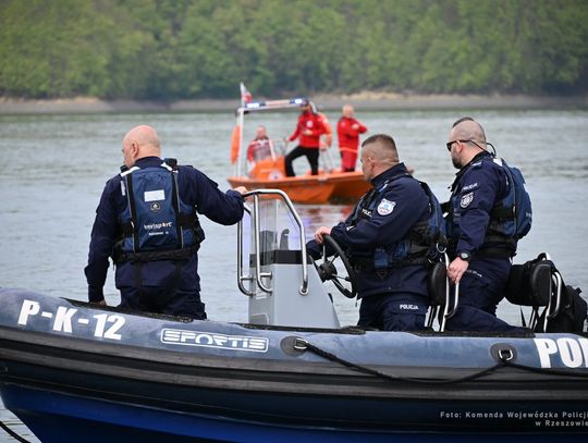Wypłynął na środek jeziora i zniknął pod wodą. Trwają poszukiwania mężczyzny, jest apel policji
