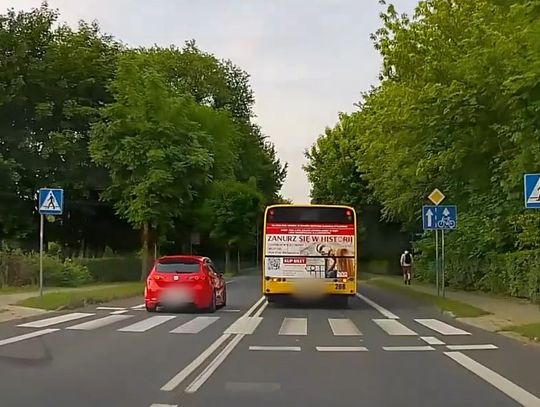 Wyprzedzał autobus na przejściu dla pieszych. 21-latek wpadł przez nagranie z kamerki samochodowej