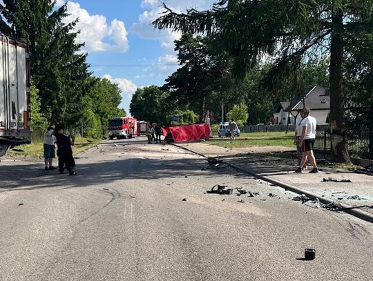 Wyprzedzał kilka pojazdów i uderzył w naczepę. Kierowca osobówki zginął na miejscu