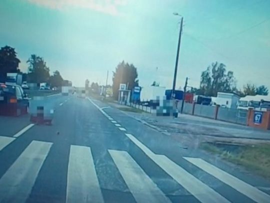 Wyprzedzał na przejściu dla pieszych, chłopak wbiegł w samochód. WIDEO