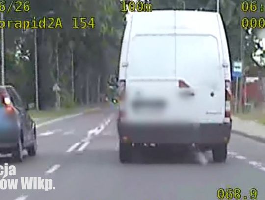 Wyprzedzał na przejściu dla pieszych. Pech chciał, że jednym z aut był nieoznakowany radiowóz
