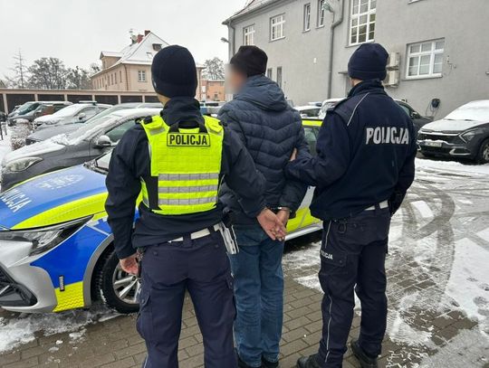 Wyprzedzał przed przejściem, omal nie potrącił pieszego. Kierowca chciał wykupić się łapówką