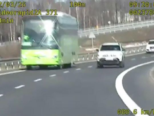 Wyprzedzała na łuku prosto na czołówkę z radiowozem Grupy Speed