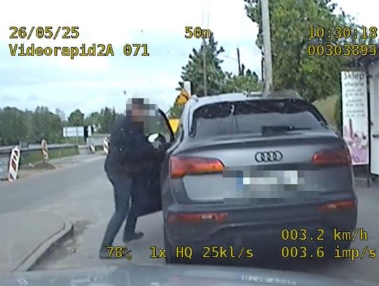 Wyprzedził policję na czerwonym, a potem gonił własny samochód. Kamera w radiowozie wszystko nagrała