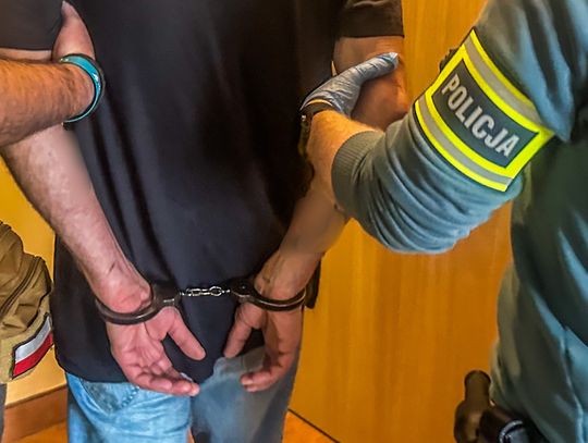 Wyrwał portfel, pchnął seniora w żywopłot i rozbił telefon o chodnik. 48-latek odpowie za rozbój