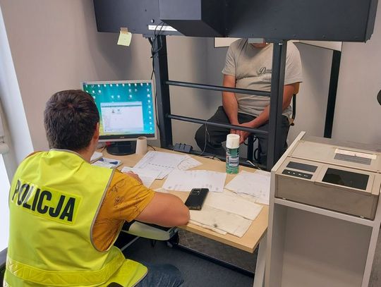 Wyrwał z grobu mosiężną tablicę wartą 13 tysięcy złotych. Cmentarny złodziej zatrzymany