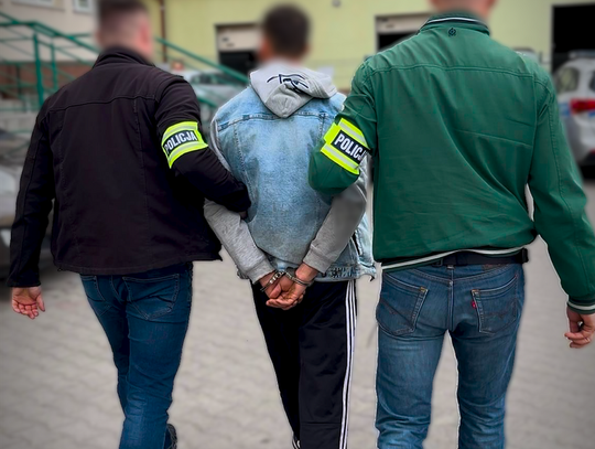 Wyrzucił kota na ulicę, a gdy do niego wrócił, kopnął go w głowę. Wszystko na oczach kobiety i dziecka Wyrzucił kota na ulicę, a gdy do niego wrócił, kopnął go w głowę. Wszystko na oczach kobiety i dziecka