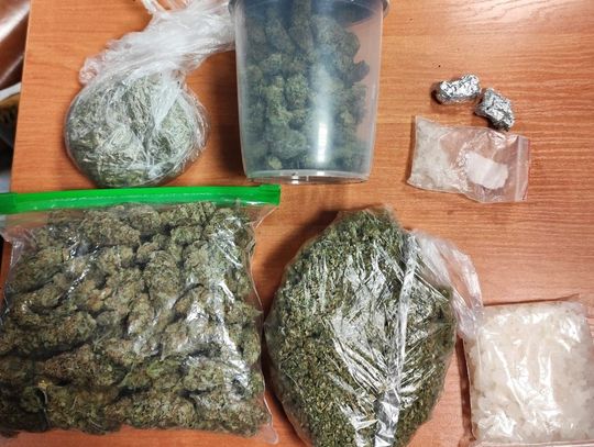 Wyrzucił narkotyki przez taras prosto przed policjantów. Młody mężczyzna aresztowany