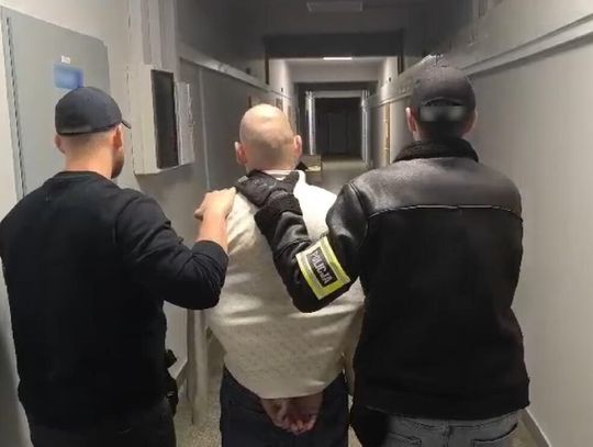 Wyrzucił przez balkon plecak, w którym było ponad 4 kg narkotyków. Chciał przechytrzyć policjantów