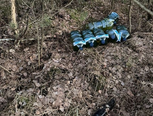 Wyrzucił w lesie 60 litrów paliwa. Chciał ukryć je przed szefem, bo bał się oskarżeń o kradzież