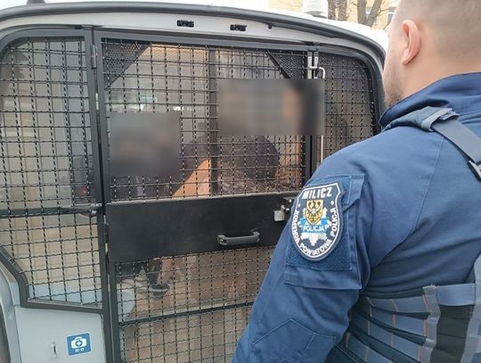 Wyrzucili go z pociągu i ze złości wyżył się na autach przed dworcem. 27-latek trzeźwiał już w celi Wyrzucili go z pociągu i ze złości wyżył się na autach przed dworcem. 27-latek trzeźwiał już w celi