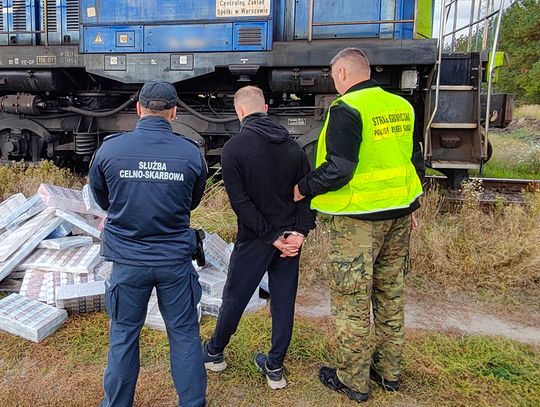 Wyrzucili z pociągu kontrabandę wartą 300 tysięcy złotych. Strażnicy zatrzymali dwóch mężczyzn