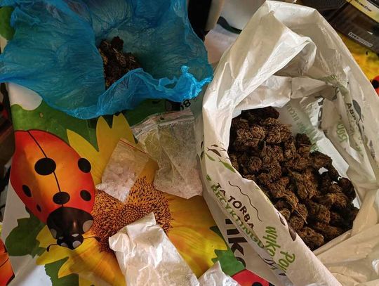 Bosy mężczyzna wyskoczył przez okno i uciekał z narkotykami. Miał reklamówkę pełną zioła