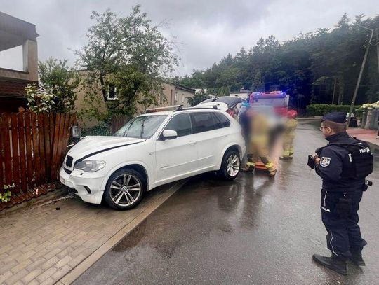Wyskoczył z rozbitego BMW i uciekł. Policjanci szybko go złapali. Miał ponad promil