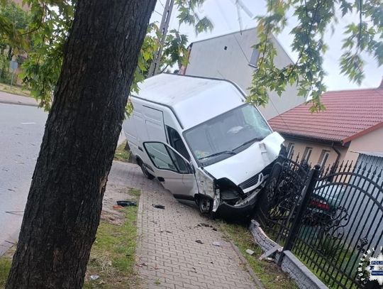 Wystarczyło 0,3 promila, żeby narobił czegoś takiego. 45-busiarz wbił się w stalowe ogrodzenie