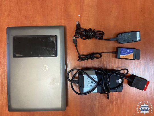 Wystawił w internecie laptopa z nielegalnym programem diagnostycznym i testerem. Straty firm prawie 30 tysięcy zł