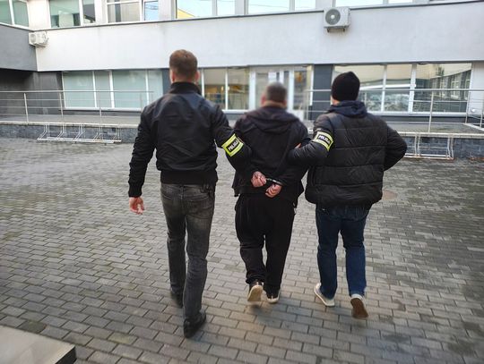 Wystawili lewe faktury VAT na ponad 10 milionów złotych. Policjanci zatrzymali trzy osoby