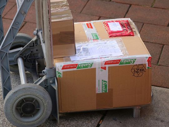 Wysyłał paczki ze zdalnie sterowaną elektroniką, która niszczyła etykietę przewozową
