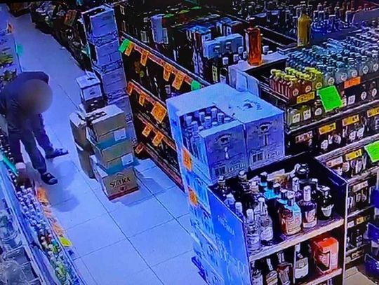 Opuścił komendę i od razu poszedł kraść. Potem próbował schować się za regałami Opuścił komendę i od razu poszedł kraść. Potem próbował schować się za regałami