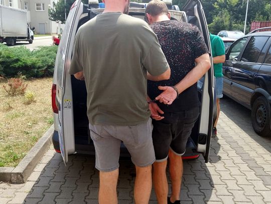 Wyszedł z mieszkania z workiem zioła i trafił na policjantów. W piwnicy miał 18 kg różnych dragów