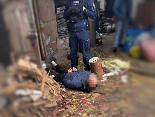 Wyszedł z posesji, wycelował w kobietę i zaczął grozić. 32-latek usłyszał zarzuty