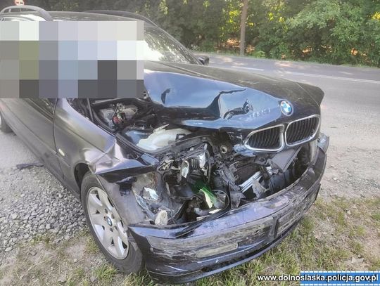 Wyszedł z rozbitego BMW i wyrzucił puszki po piwie do rowu. Mężczyzna był kompletnie pijany