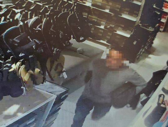 Wyszedł ze sklepu z butami pod kurtką, ale zostawił na półce telefon. Pracownicy przekazali go policji