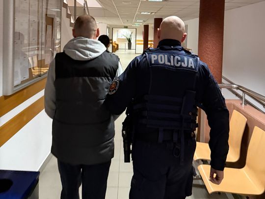 Wyważył drzwi i napadł na własną matkę. Wykręcał jej ręce i groził nożem, potem atakował sąsiadów