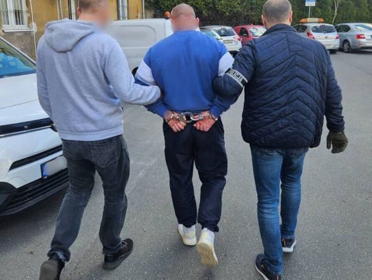 Wyznali sobie miłość, gdy policjanci zabierali go do więzienia. „Romeo” ukrywał się miesiącami
