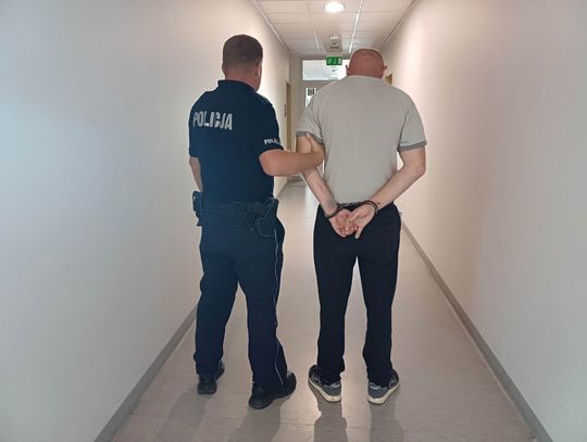 Wziął alkohol i wybiegł ze sklepu, ale po chwili wrócił. Uderzył pracownicę w twarz