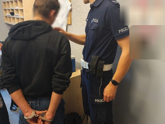 Wziął auto na jazdę próbną, rozbił je i porzucił. 23-latek wydmuchał 1,6 promila