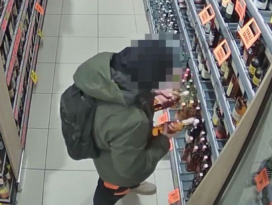 Wziął dwie butelki whisky i wyszedł ze sklepu bez płacenia. Cały czas obserwował go policjant po służbie