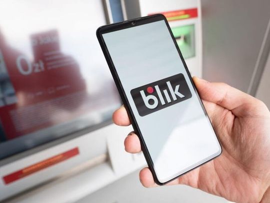 Wziął kolegę pod dach i pożałował. Nocą 30-latek brał jego telefon i wypłacał pieniądze blikiem