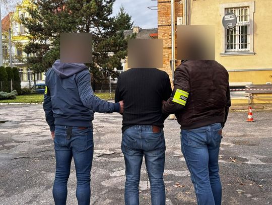 Wzięli fachowca do remontu. Ukradł z mieszkania 59 tysięcy i uciekł z miasta z kobietą