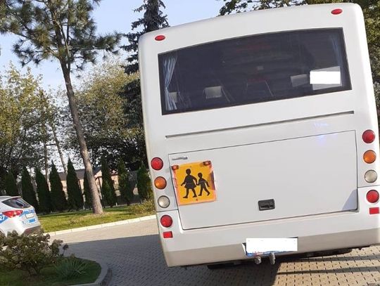 Wzięli na alkomat kierowcę szkolnego autobusu: nawalony. Dmuchnął opiekun dzieci - to samo