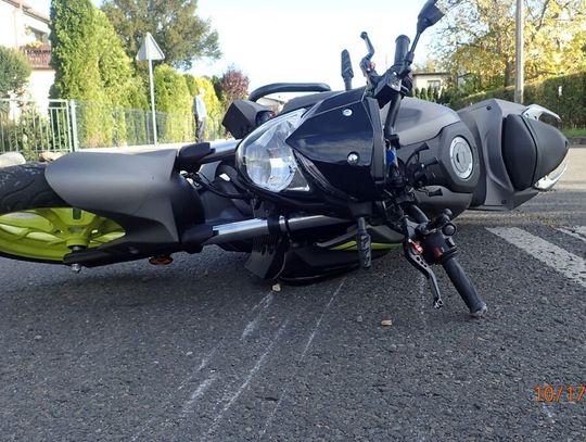 Yamaha przewróciła się po uderzeniu w krawężnik. Pasażerka motocykla zginęła na miejscu