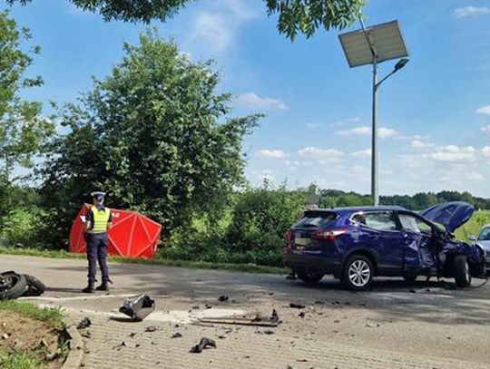 Yamaha roztrzaskała się o osobówkę. Młody motocyklista nie żyje, kierująca osobówką jest ranna