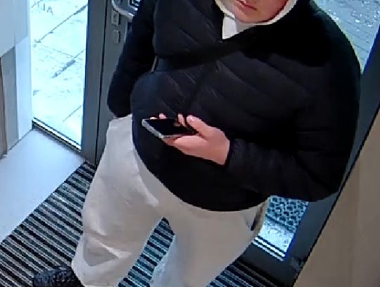 Wysoki, krępy, w czarnej kurtce. Policja publikuje wizerunek podejrzewanego mężczyzny z monitoringu Wysoki, krępy, w czarnej kurtce. Policja publikuje wizerunek podejrzewanego mężczyzny z monitoringu