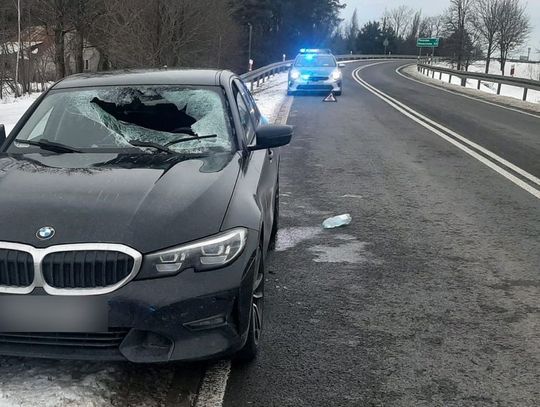 Z ciężarowej scanii oderwała się bryła lodu i wbiła w szybę BMW. Kierowca doznał obrażeń twarzoczaszki [FOTO]