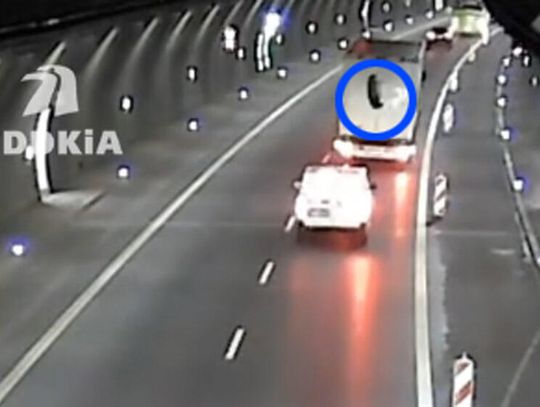 Z ciężarówki odpadło koło i przeleciało nad samochodem. Bardzo groźne zdarzenie w tunelu
