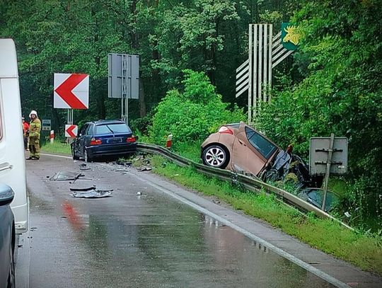 Z ciężarówki odpięła się naczepa i uderzyła w dwa auta. Zginęła kobieta, jedna osoba jest ranna