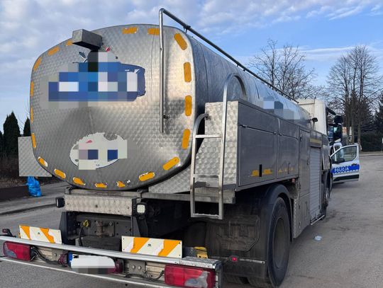 Z jadącej ciężarówki lało się mleko. Zbiornik był dziurawy w kilku miejscach Z jadącej ciężarówki lało się mleko. Zbiornik był dziurawy w kilku miejscach